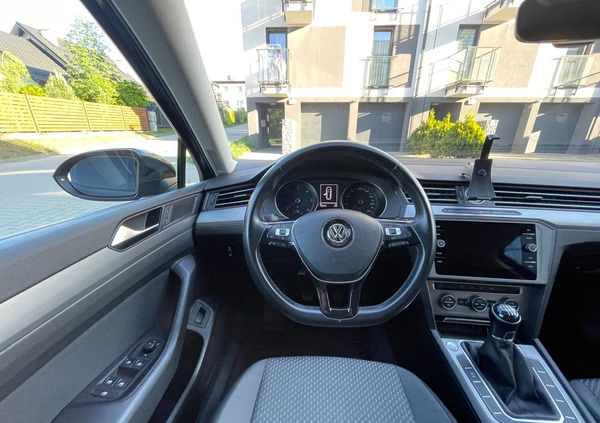 Volkswagen Passat cena 66990 przebieg: 123000, rok produkcji 2018 z Skawina małe 211